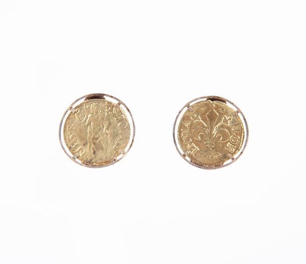 Coppia di orecchini in metallo dorato con imitazione di una moneta da un fiorino