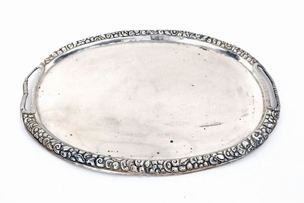 Vassoio ovale in argento, Napoli, metà del XIX secolo