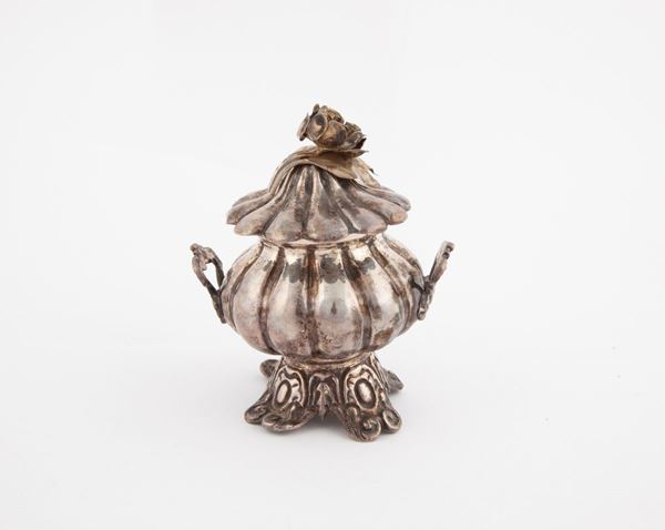 Piccola zuccheriera in argento con coperchio  - Asta Argenti Antichi e da Collezione - Casa d'Aste Arcadia