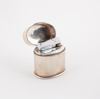 Accendino da Tavolo di Forma Ovale in Metallo Rivestito in Argento 800