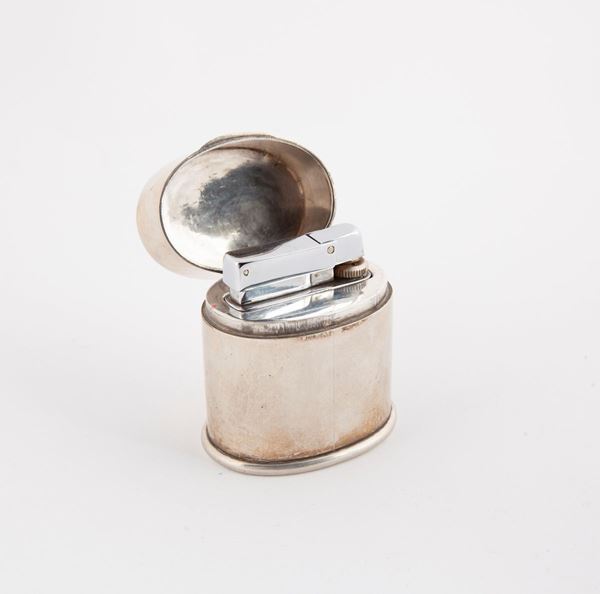 Accendino da tavolo di forma ovale in metallo rivestito in argento 800