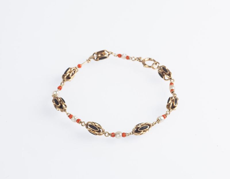 Bracciale Antico in Oro Corallo e Perle