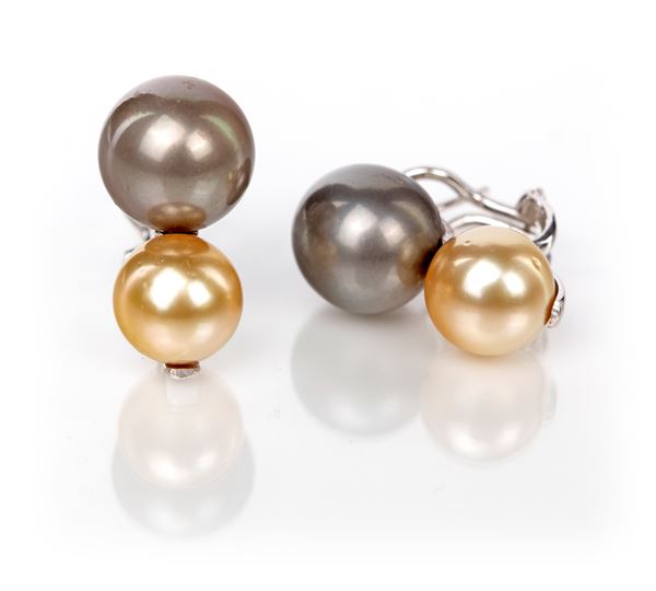 Coppia di orecchini in oro e perle
