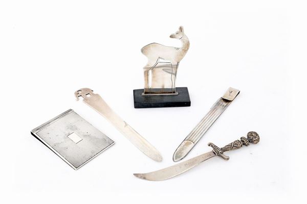 Lotto di cinque accessori da scrivania