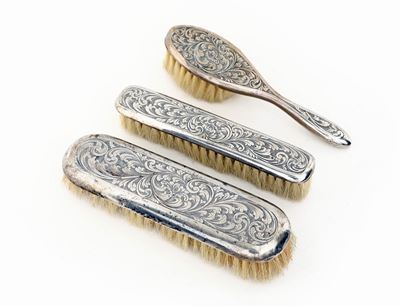 Tre Spazzole da Toletta Rivestite in Lamina D'argento