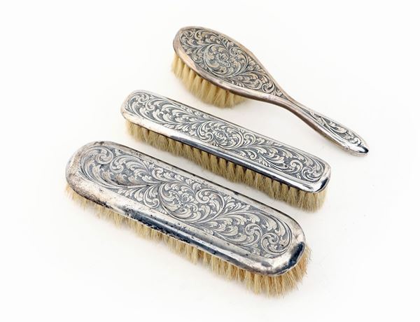 Tre spazzole da toletta rivestite in lamina d'argento