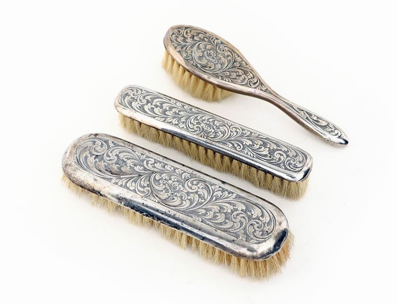 Tre Spazzole da Toletta Rivestite in Lamina D'argento