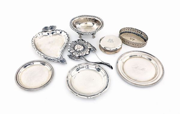 Lotto composto da otto oggetti in argento: