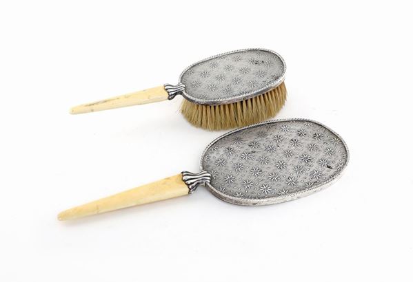 Specchio e spazzola da toletta in argento