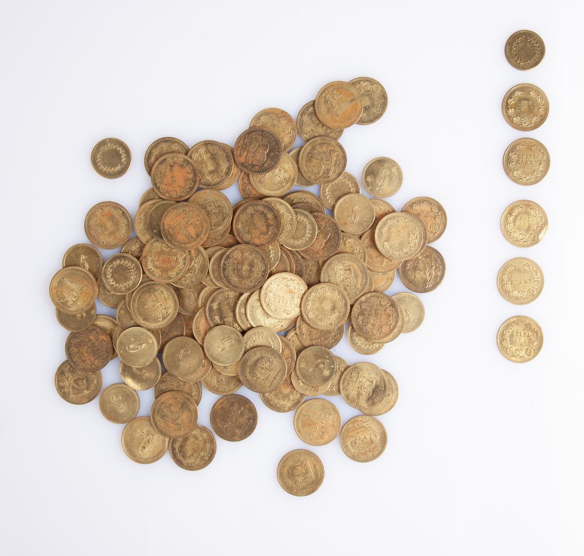 Lotto di 129 "spiele Munzen" (monete da Gioco) in Ottone e 2 Gettoni in Metallo