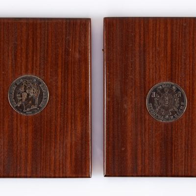 5 Franchi 1870 Napoleone III Francia Parigi. Divisa a Metà e Montata su 2 Basi di Legno