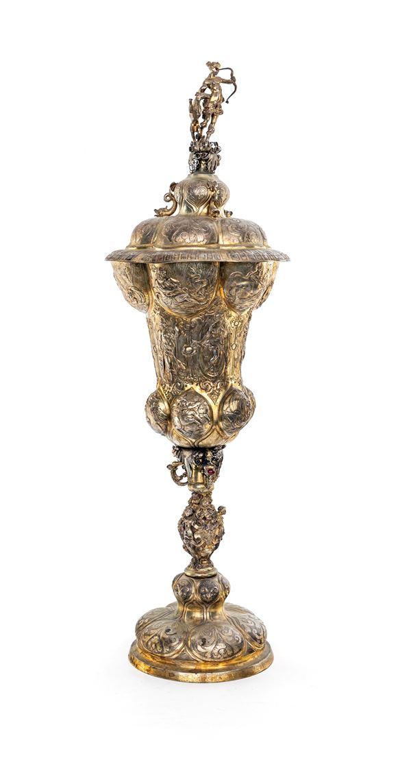 Grande coppa con coperchio in argento fuso, sbalzato e cesellato, bolli austro ungarici 