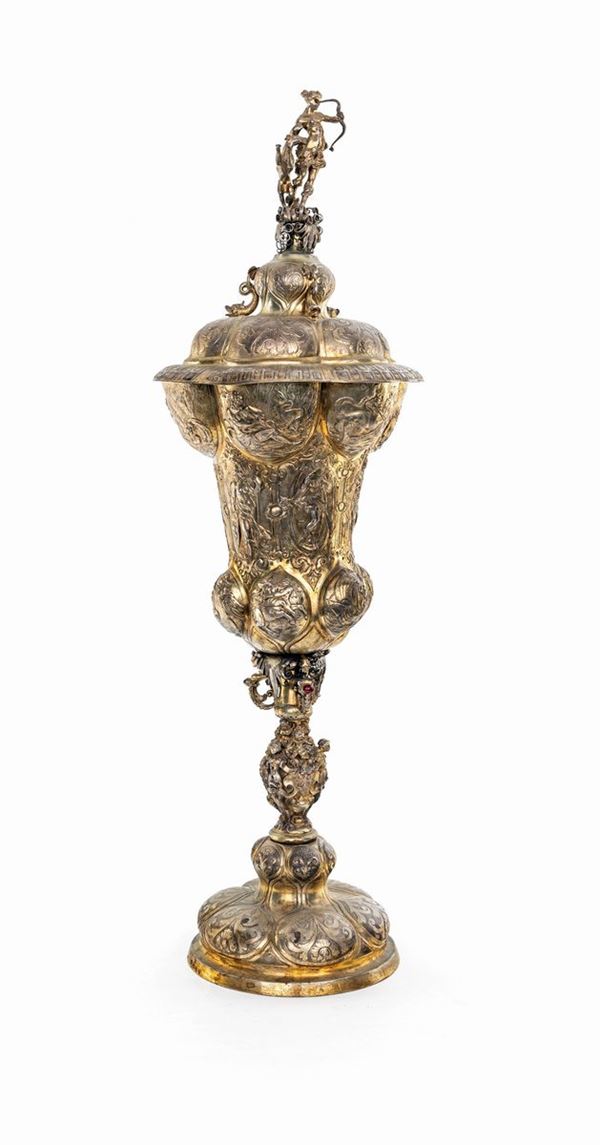 Grande coppa con coperchio in argento fuso, sbalzato e cesellato, bolli austro ungarici 
