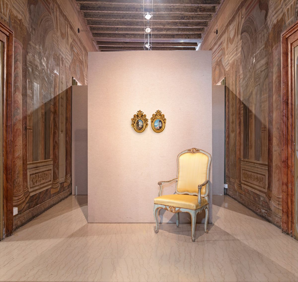 Pittore Romano del XVII Secolo - Coppia di Ovali con Architetture e Figure