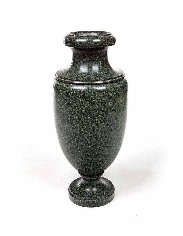 Grande vaso ad urna in marmo verde, XIX secolo