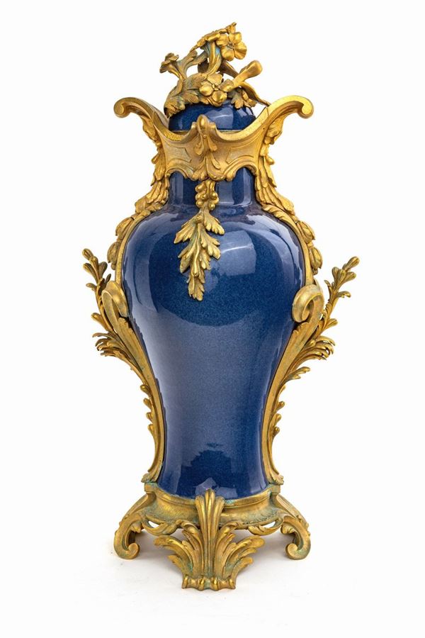 Vaso in porcellana blu e bronzo dorato, Francia, XIX secolo