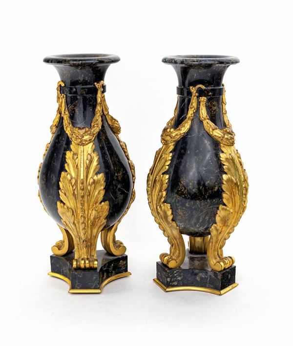 Coppia di piccoli vasi in pietra dura, XIX secolo