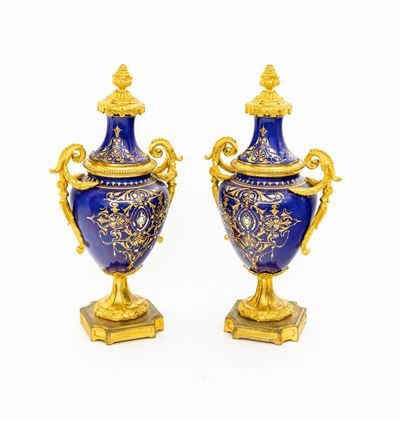 Coppia di Piccoli Vasi in Porcellana e Bronzo Dorato, XIX Secolo