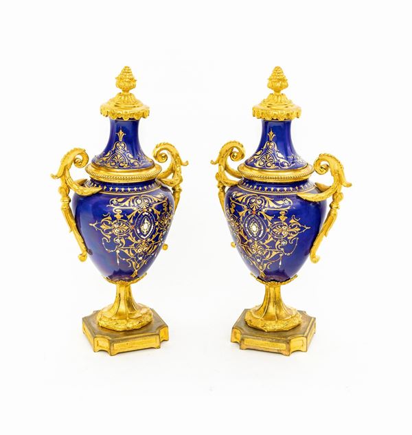 Coppia di piccoli vasi in porcellana e bronzo dorato, XIX secolo