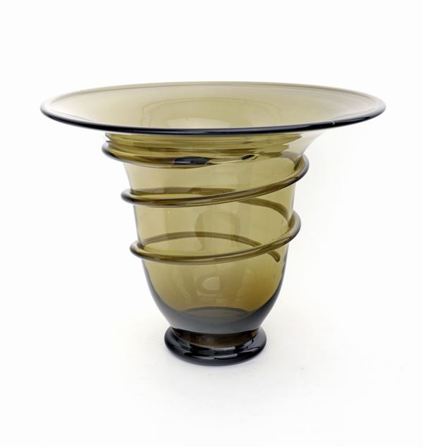 Vaso a campana in vetro verde oliva, arte vetraria muranese