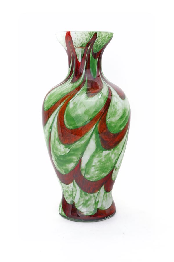 Vaso ad anfora in vetro incamiciato rosso e verde, arte vetraria muranese Anni Settanta
