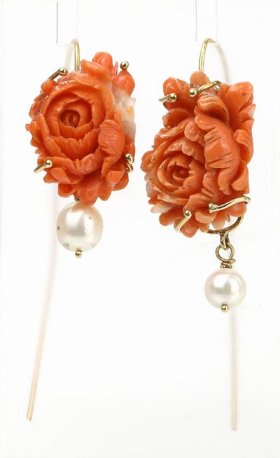 Coppia di Orecchini a Fiore in Oro, Corallo e Perle