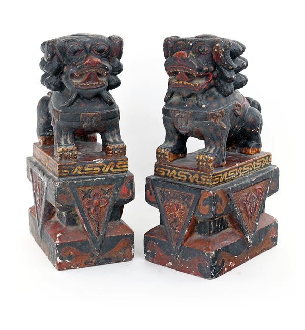 Coppia di leoni guardiani buddisti in pietra dipinta