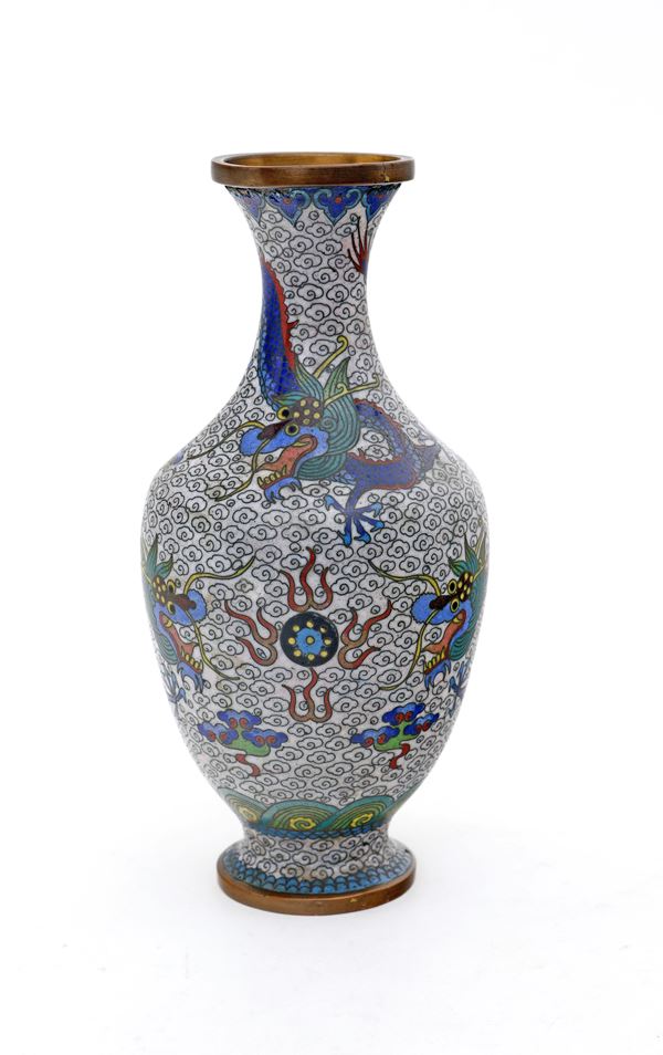 Piccolo vaso ad anfora in metallo cloisonné, Cina, XIX secolo