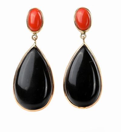 Orecchini in Oro , Corallo e Onice.