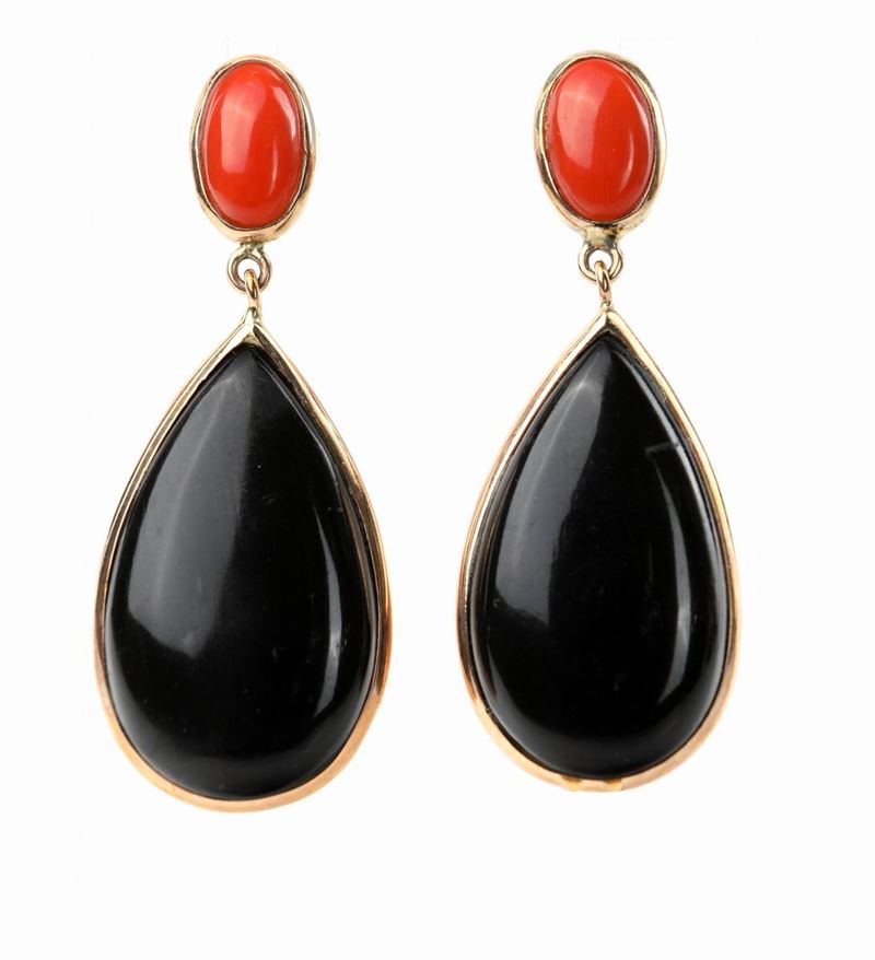 Orecchini in Oro , Corallo e Onice.