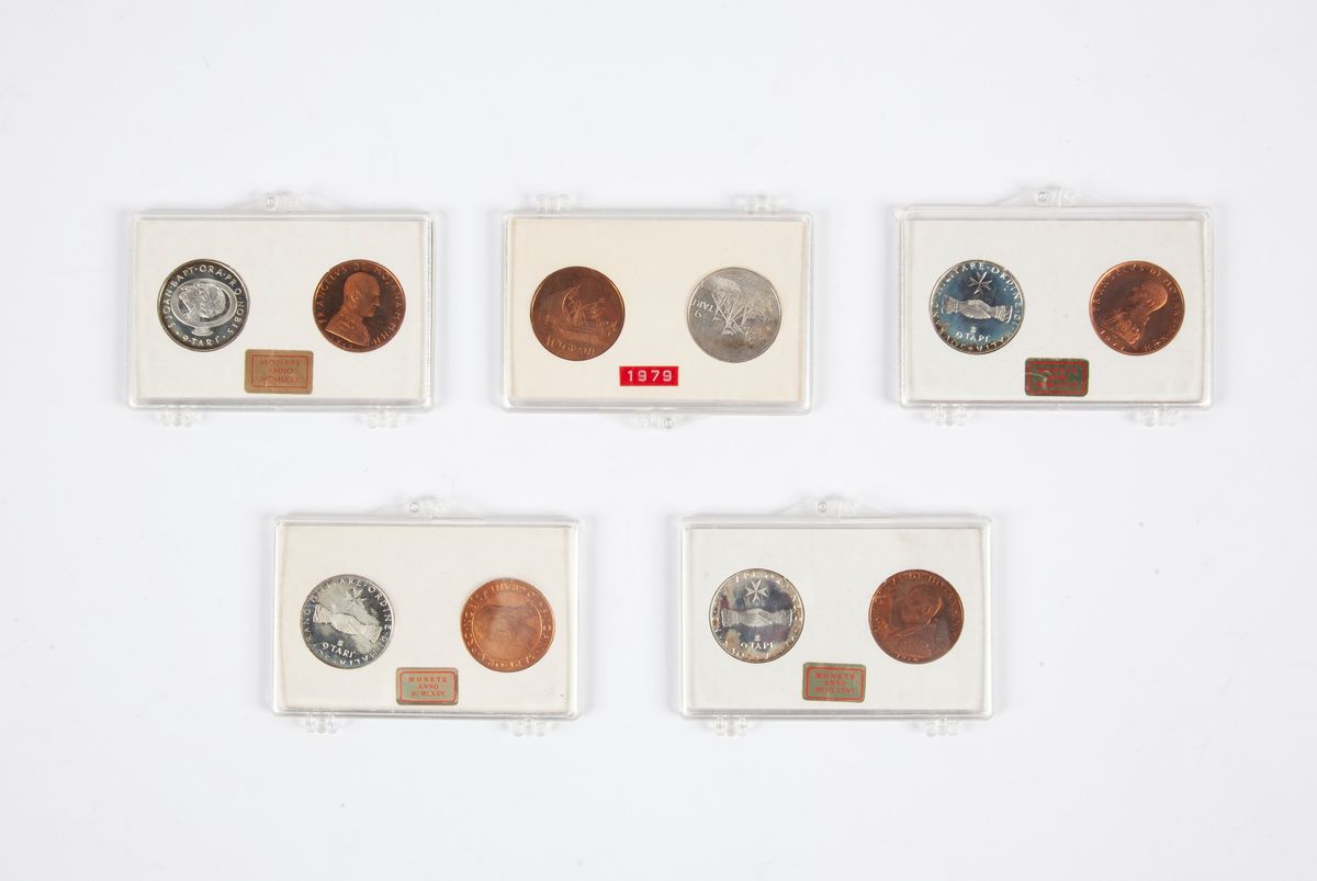 Lotto di 5 Dittici 9 Tarì e 10 Grani 1975, 1976, 1977, 1979 e 1980 Sovrano Militare Ordine di Mal...