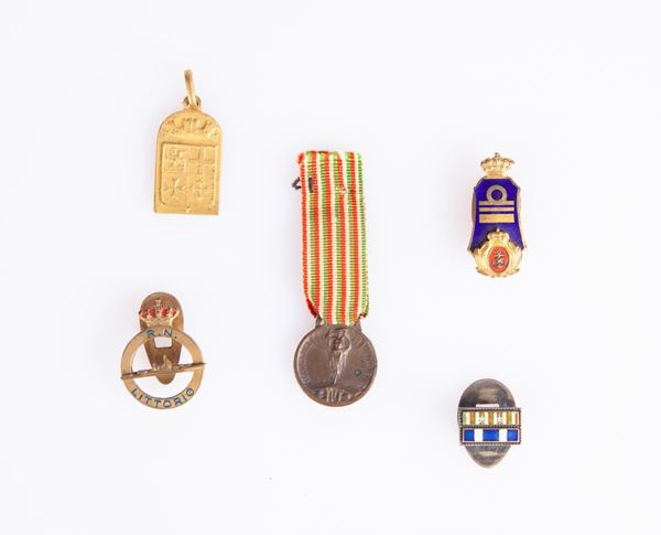 Lotto: Regno d'Italia 1 distintivo e 2 mostrine da bavero in metallo e metallo dorato della Marina Militare Italiana; Medaglia Commemorativa mignon con nastrino della Prima Guerra Mondiale - Repubblica Italiana 1 medaglietta in metallo dorato della Marina Militare con Santa Barbara.