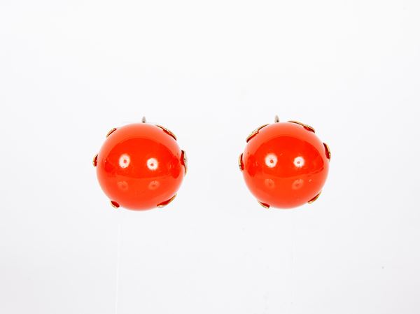 Coppia di orecchini a sfera in bachelite rossa