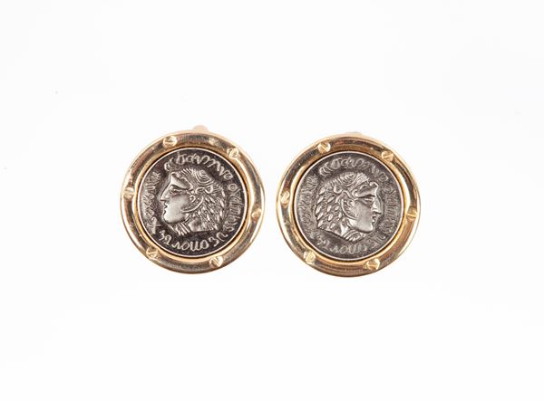 Coppia di orecchini tipo moneta in metallo dorato