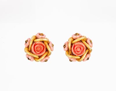 Coppia di Orecchini a Clip in Metallo Dorato e Bachelite a Fiori