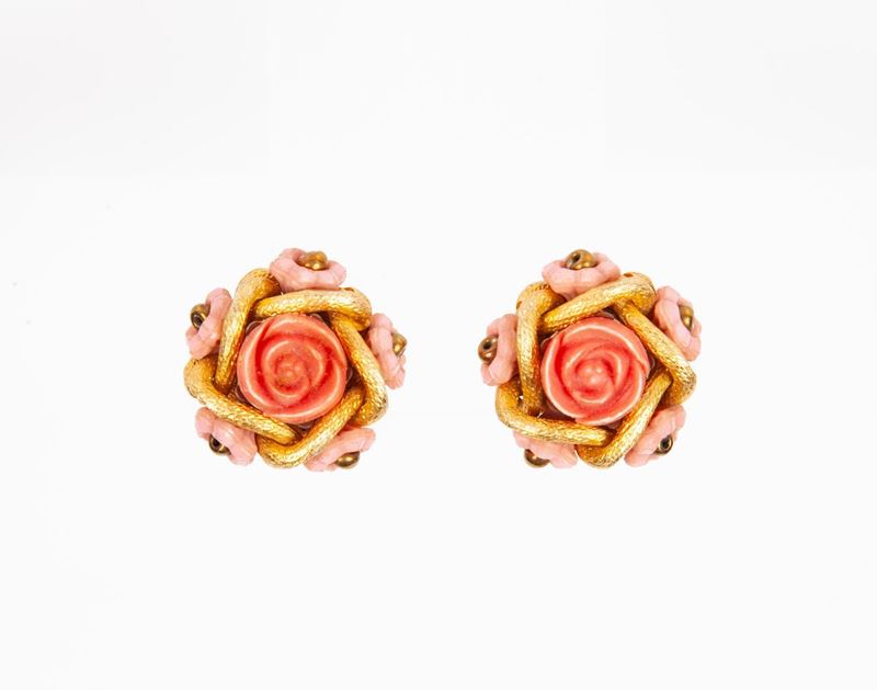 Coppia di Orecchini a Clip in Metallo Dorato e Bachelite a Fiori