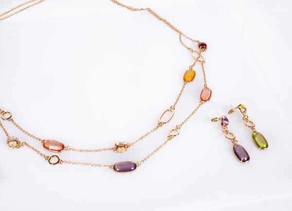 Parure di orecchini e collana in metallo dorato e vetri colorati