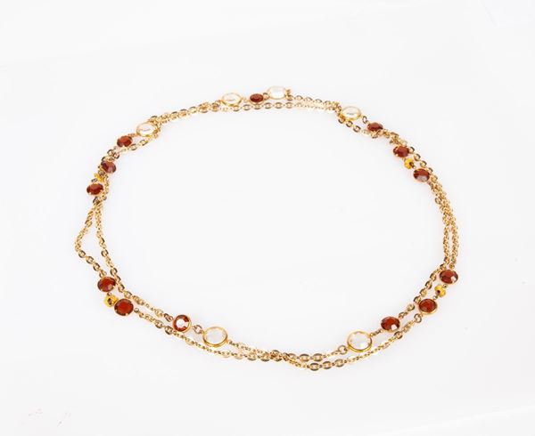 Collana in metallo dorato e strass