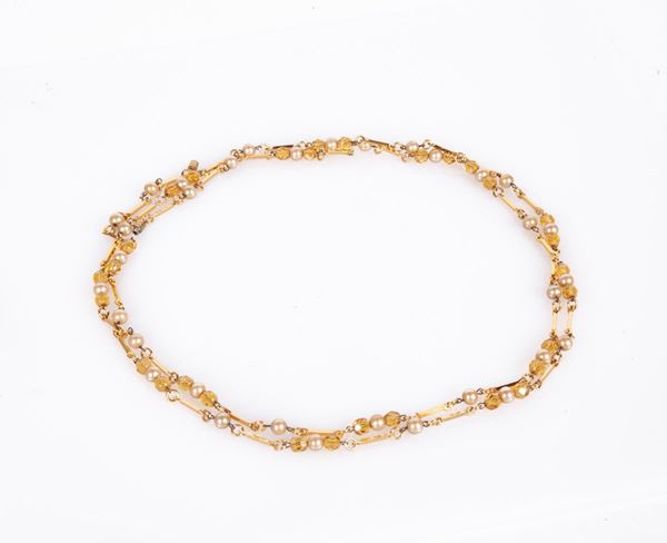 Collana  in metallo dorato con perle e pietre