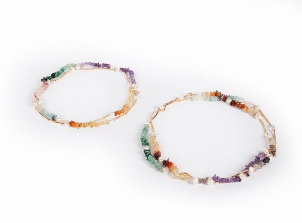 Coppia di collane in metallo dorato con quarzi, pietre colorate e perle freshwater