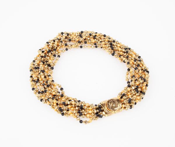 Collana a undici fili con chiusura tipo moneta