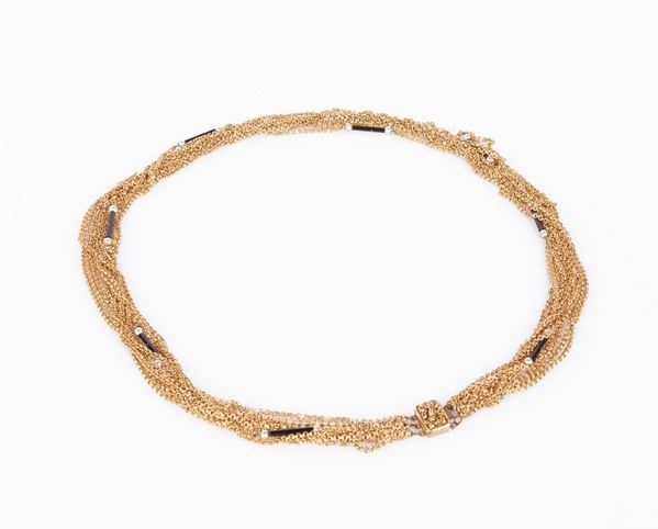 Lunga collana a 9 fili a maglia in metallo dorato