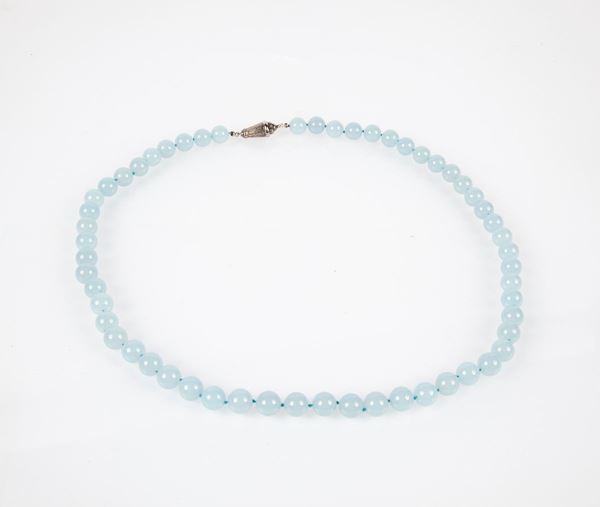 Collana in calcedonio tagliato a sfera