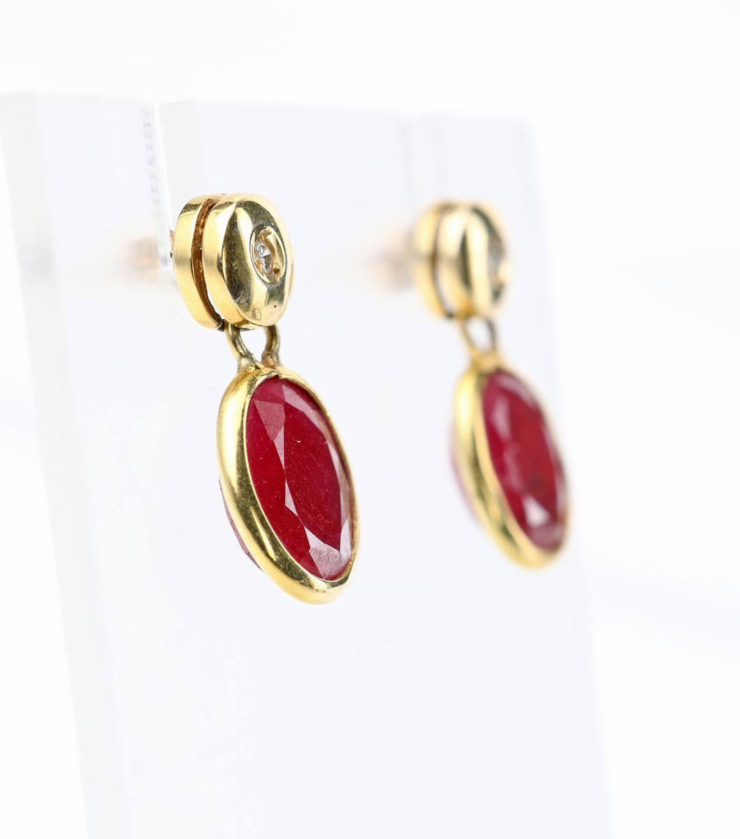 Coppia di Orecchini in Oro con Brillante e Rubini