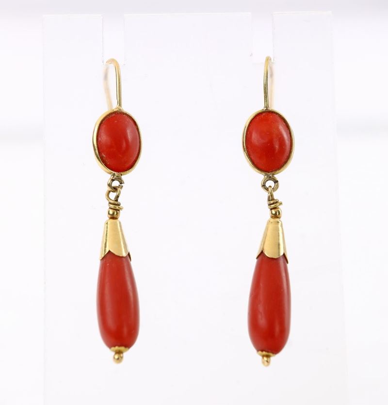 Coppia di Orecchini in Oro e Corallo Rosso