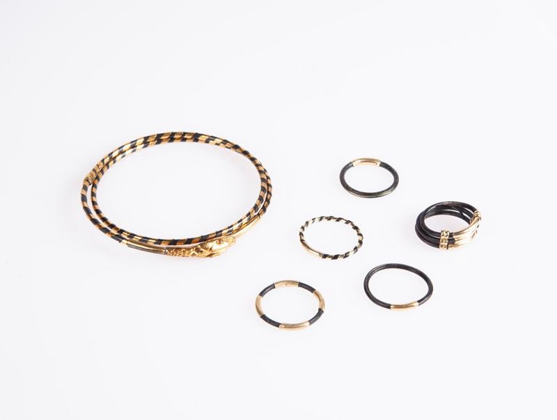 Parure di Bracciale a Serpenti e Fedi in Oro e Caucciù