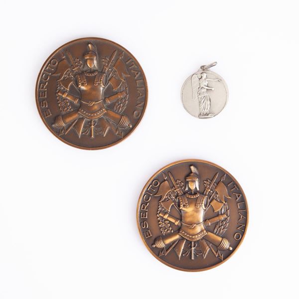 Lotto di tre medaglie: Medaglia in argento 800/000 50° Anniversario Raid Roma-Tokyo 1970; 2 medaglie in bronzo dell'esercito italiano