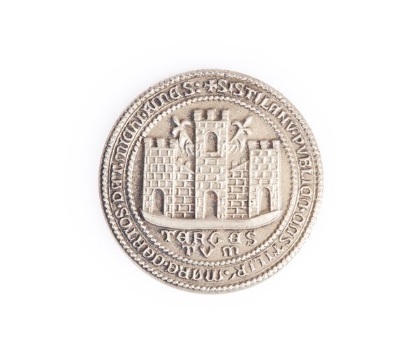 Medaglia uniface in argento 800/000 con Riproduzione del sigillo trecentesco della città di Trieste: SISTILANU - PUBLICA - CASTILIR - MARE - CERTOS - DAT - MICHI - FINES