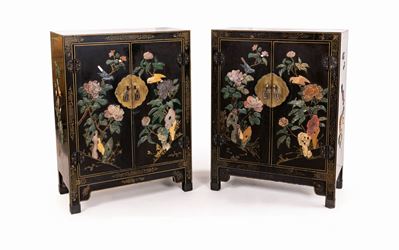 Coppia di Piccoli Mobili in Legno Ebanizzato Decorati da Applicazioni in Pietre Dure, Cina, Prima...