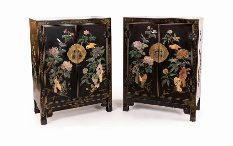 Coppia di Piccoli Mobili in Legno Ebanizzato Decorati da Applicazioni in Pietre Dure, Cina, Prima...
